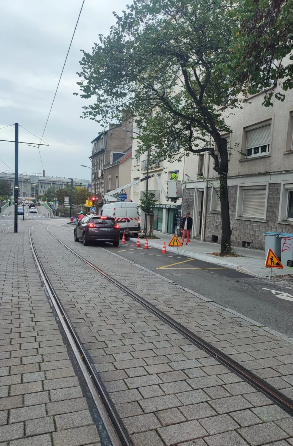 Technicien en nacelle intervenant sur une façade en milieu urbain