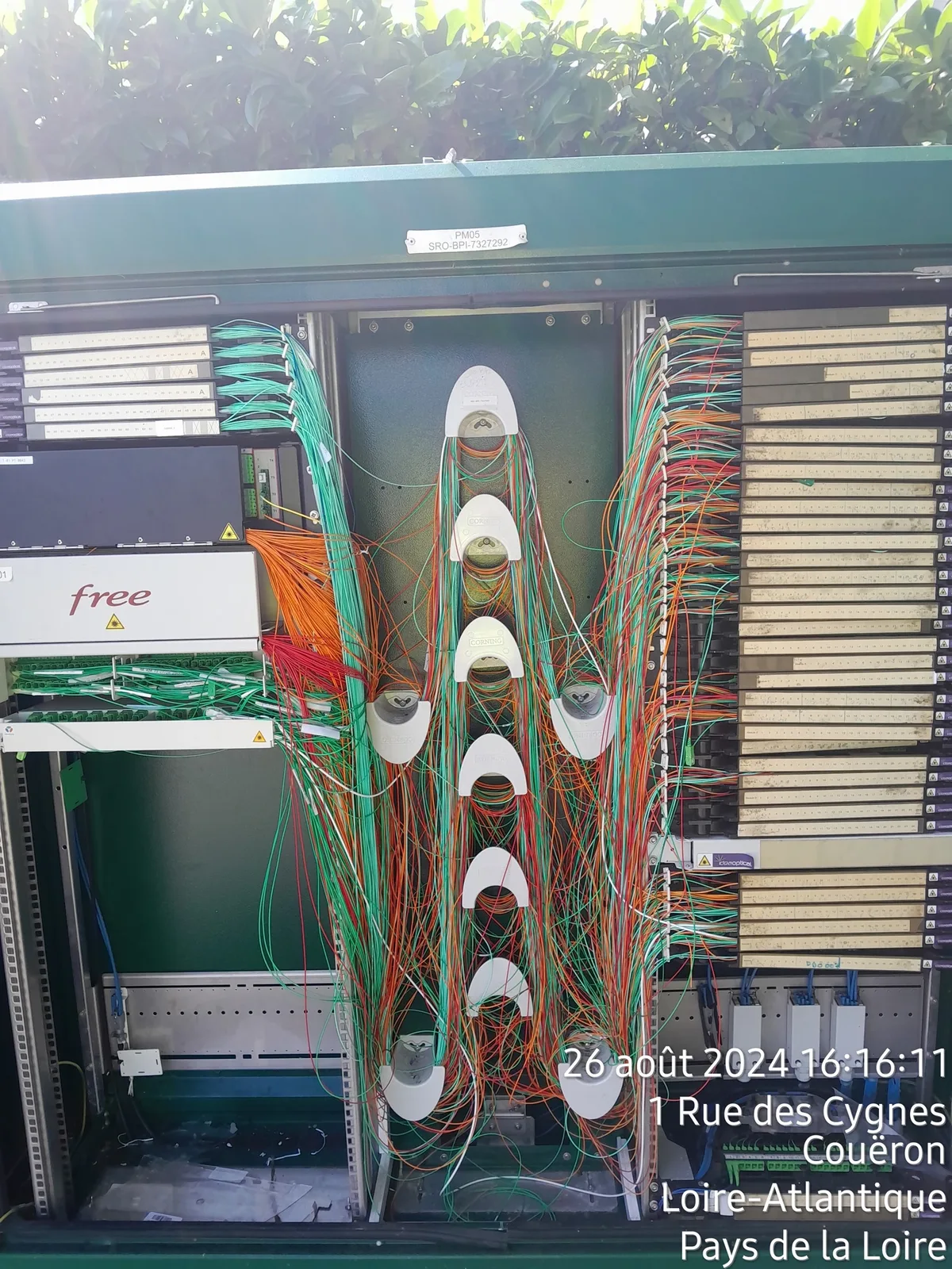 Armoire de point de mutualisation ouverte avec câblage fibre optique organisé à Couëron